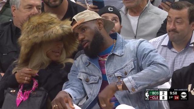 开云体育官网-2018年加盟湖人后首回骑士看球 詹皇现身引爆克城